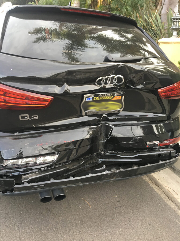 El auto de la víctima tras el accidente en la parte trasera.