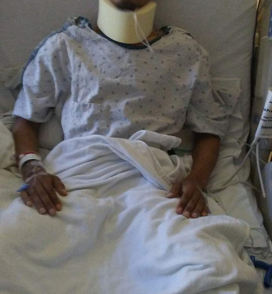 La víctima en el hospital después de sufrir un resbalón y caída con lesiones.