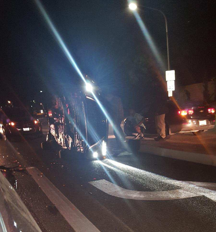 El carro del conductor borracho acabó volcado sobre el lado del copiloto.