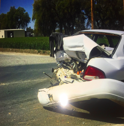 El carro resultó gravemente dañado en el choque trasero.