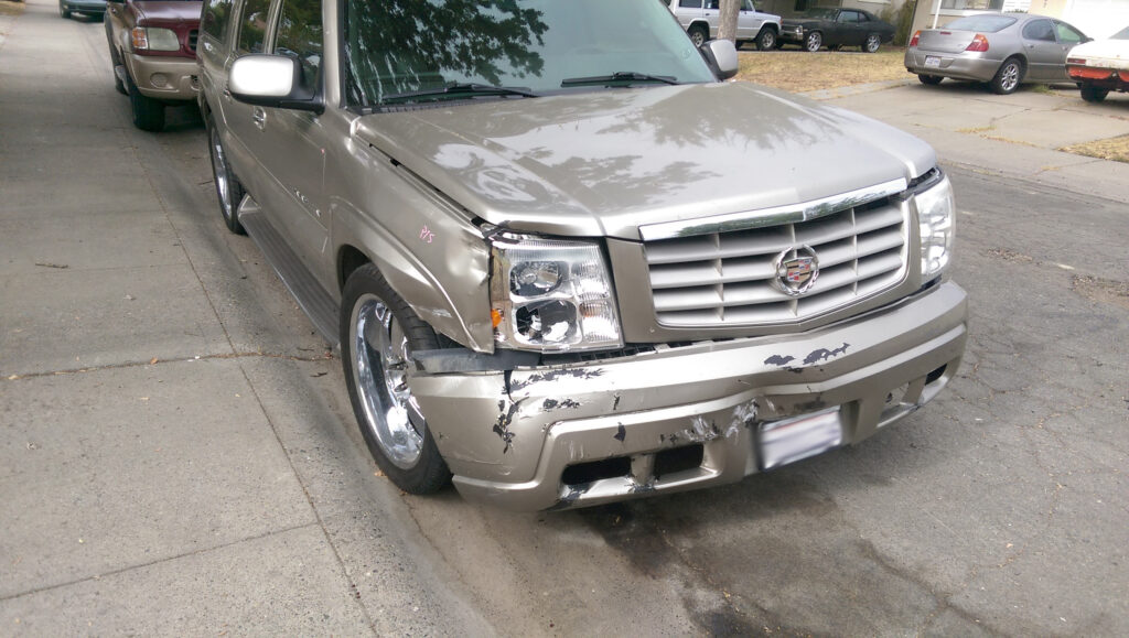El coche afectado quedó inservible tras la vuelta indebida del acusado.